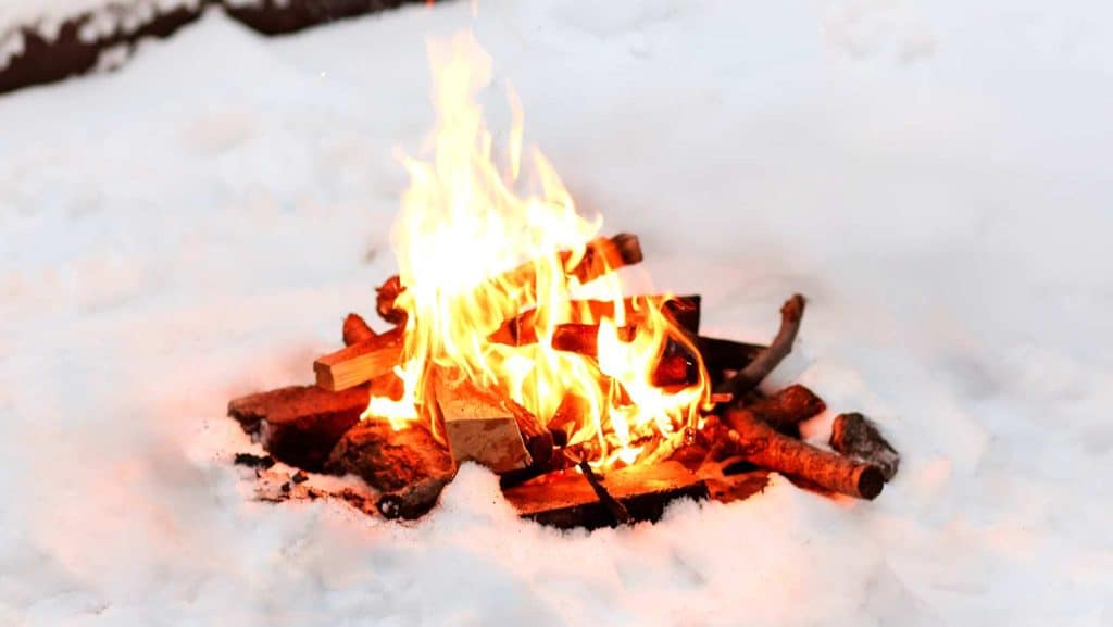 Ein Lagerfeuer im Schnee in der Natur