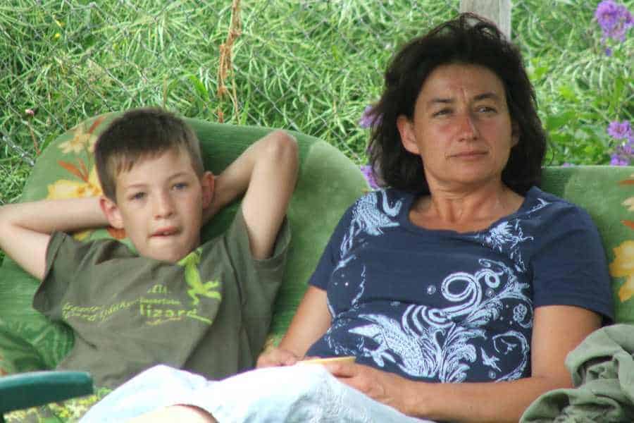 Marianne mit ihrem Sohn der damals ca. 6 Jahre war in einer Hängeschaukel.