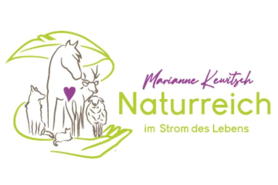 Das Firmenlogo von Naturreich in Grün-Purpur zeigt verschiedene Tierarten in einer Hand