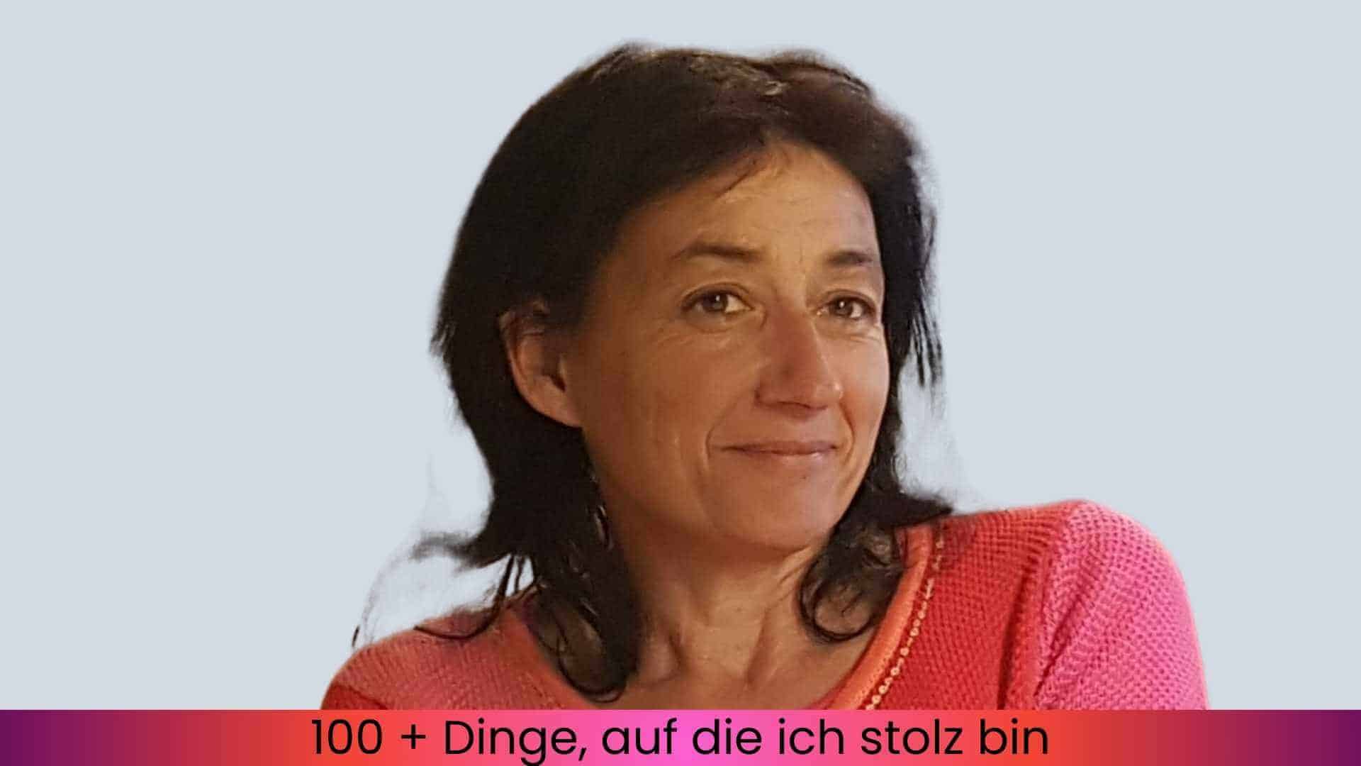 Marianne vor einer weißen Wand