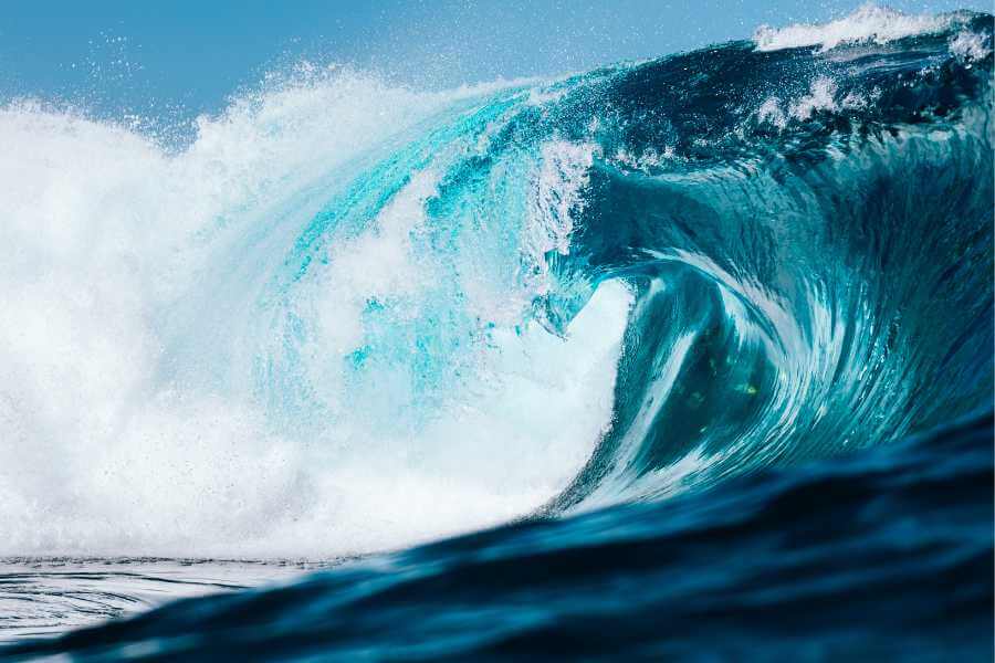 Eine riesige Welle, wie ein Tsunami als Symbol für die Wut
