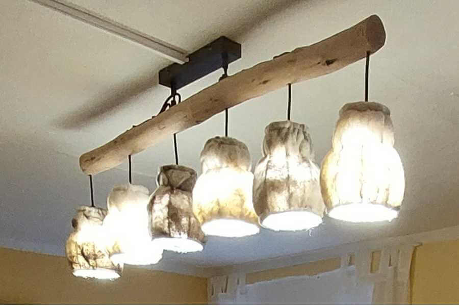 Ein Lampe aus Schafwolle, gefilzt, mit Naturholz kombiniert, Kreativität mit Wolle. 