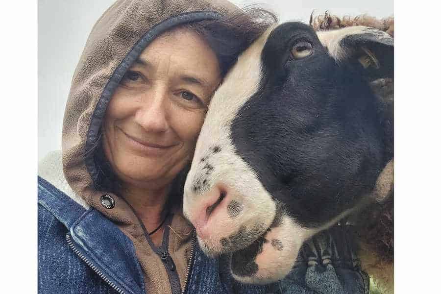 Marianne  mit Schaf Rosalie beim Kuscheln