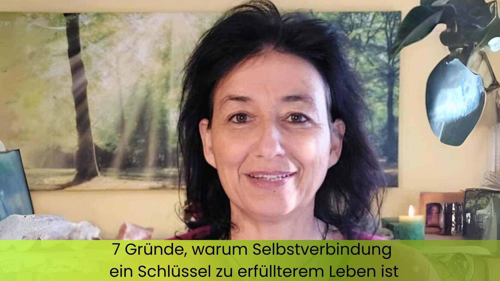 Marianne in ihrem Büro mit Blick in die Kamera