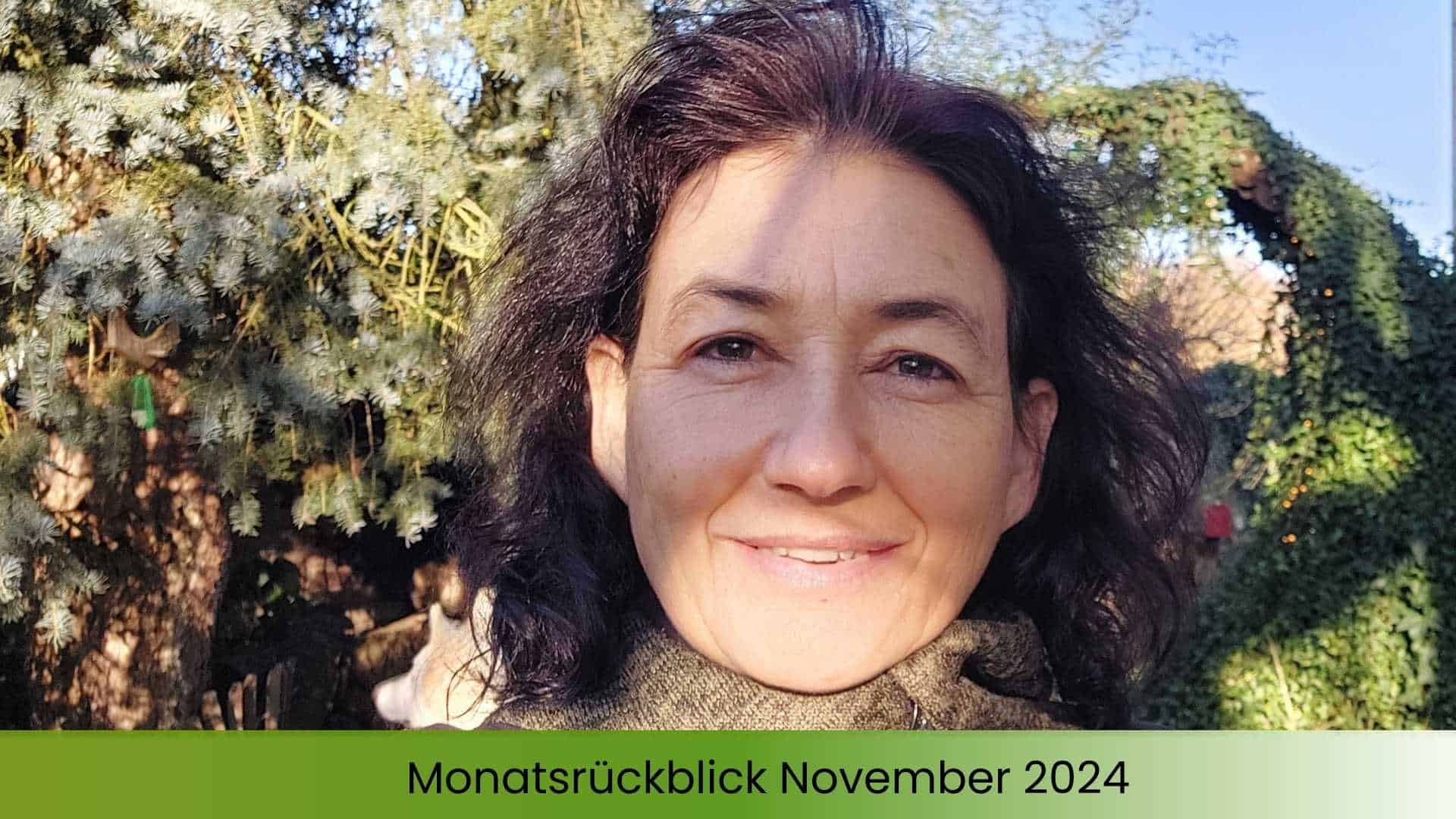 Marianne vor dem Mondtor im Garten