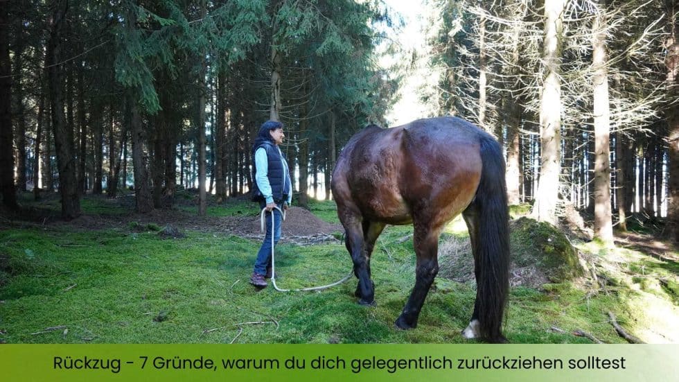 Marianne beim Rückzug im Wald mit Pferd Momo an der Hand