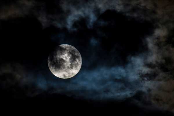 Vollmond hinter den Wolken