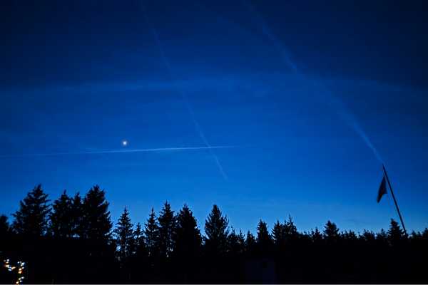 Der klare blaue Himmel am Hof bei Nacht